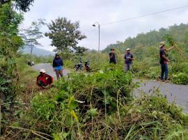 MEMBERSIHKAN JALAN KABUPATEN